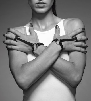 Skóropodobny pasek na dłoń Bijoux Indiscrets - MAZE Simple Hand Piece Black