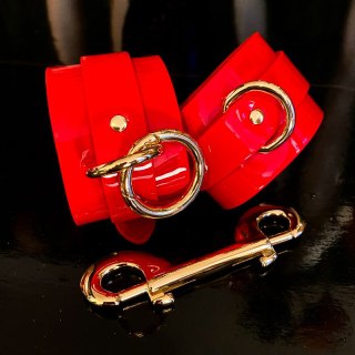 Kinky Diva High Gloss Wrist Cuffs Red/Gold - kajdanki na nadgarstki, czerwono-złote