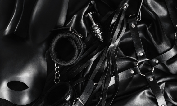Najlepsze zestawy BDSM dla par – przegląd akcesoriów i poradnik użytkowania