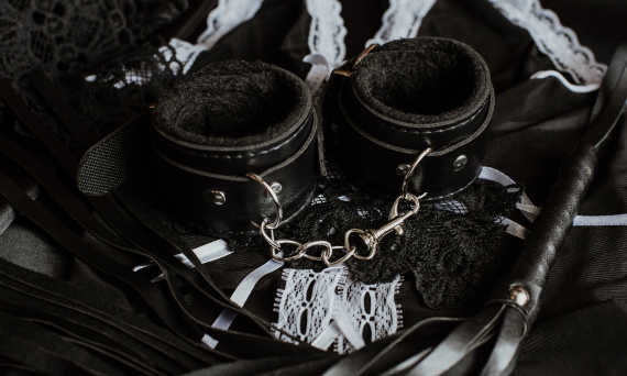 Podstawowe akcesoria BDSM – co warto mieć na start?