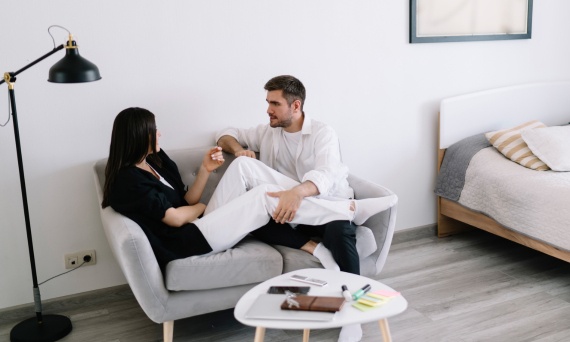 Jak radzić sobie z zazdrością w otwartym związku?